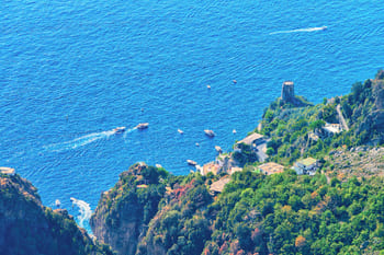 Lifestyle Costiera Amalfitana — panorama sul mare turchese tra sole, limoni e eleganza mediterranea