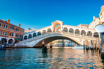 Lifestyle Venezia — Canal Grande al tramonto, palazzi storici della Serenissima e romanticismo unico